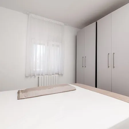 펜션 Family Friendly House With A Swimming Pool Gajana, Fazana - 22578 Mednjan