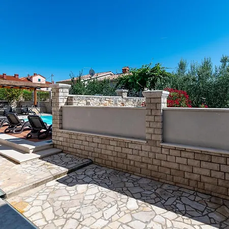 Family Friendly House With A Swimming Pool Gajana, Fazana - 22578 Feriehus