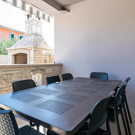 Family Friendly House With A Swimming Pool Gajana, Fazana - 22578 Feriehus Mednjan