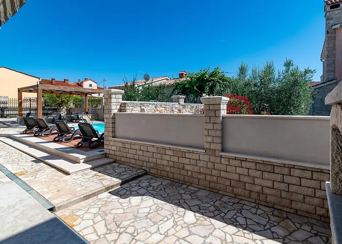 Family Friendly House With A Swimming Pool Gajana, Fazana - 22578 Feriehus